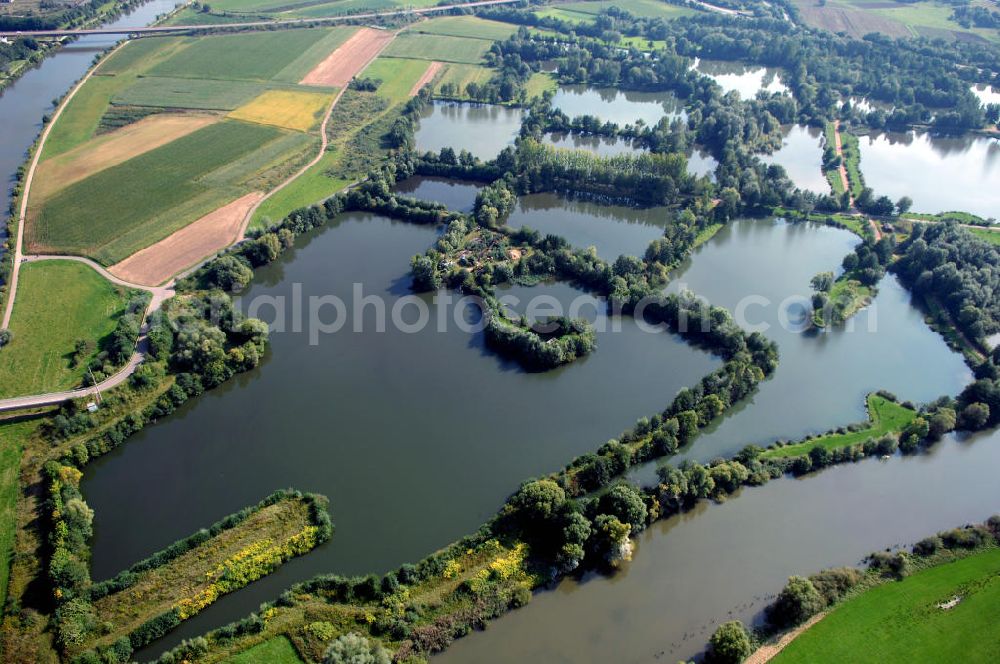 Schwemlingen Stadt Merzig from the bird's eye view: Blick aus Süden auf Kiesgruben / Kiesteich an der Saar.