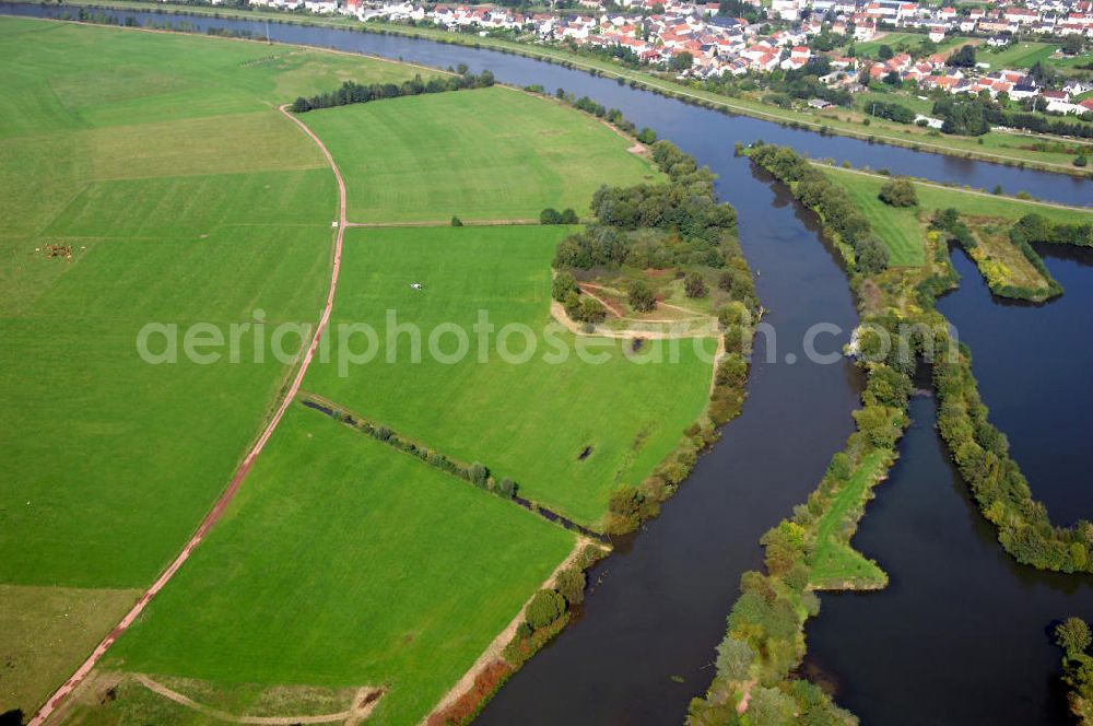 Aerial photograph Schwemlingen Stadt Merzig - Blick aus Westen auf die Kiesgruben / Kiesteich mit Altarm-Mündung und Die Aue an der Saar.