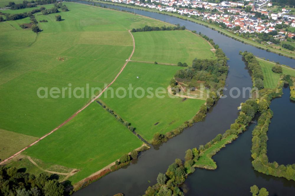 Schwemlingen Stadt Merzig from above - Blick aus Südwest auf die Kiesgruben / Kiesteich mit Altarm-Mündung und Die Aue an der Saar.