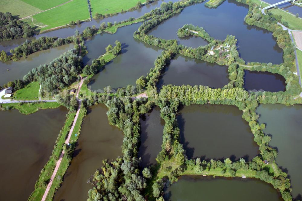 Aerial image Schwemlingen Stadt Merzig - Blick aus Südwest auf Kiesgruben / Kiesteich an der Saar mit Weidenbestand.