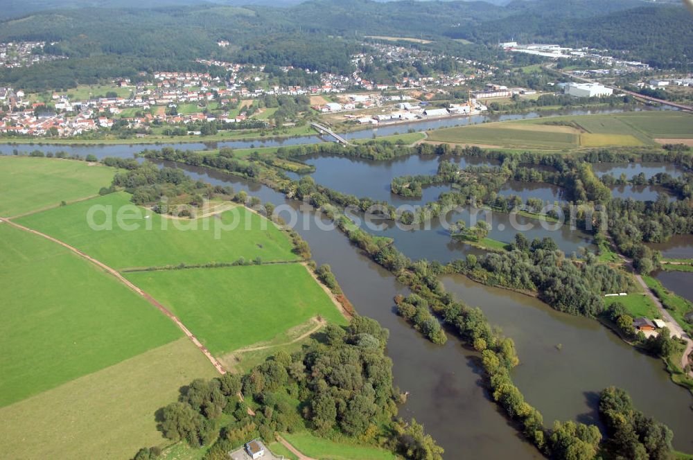 Aerial photograph Schwemlingen Stadt Merzig - Blick aus Westen auf die Kiesgruben / Kiesteich mit Altarm-Mündung und Die Aue an der Saar.