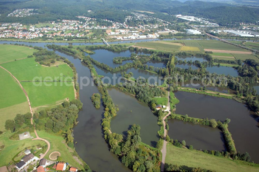 Schwemlingen Stadt Merzig from above - Blick aus Westen auf die Kiesgruben / Kiesteich mit Altarm-Mündung und Die Aue an der Saar.