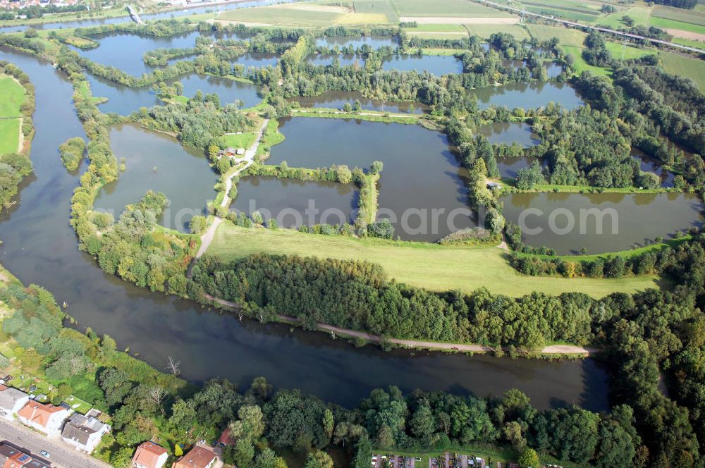 Schwemlingen Stadt Merzig from the bird's eye view: Blick aus Westen auf Kiesgruben / Kiesteich an der Saar mit Altarm-Ufer und Altarm-Ende.