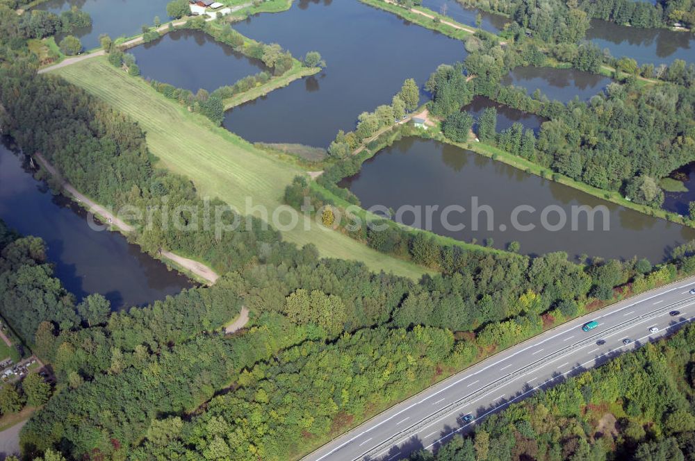 Aerial image Schwemlingen Stadt Merzig - Blick aus Süden auf Kiesgruben / Kiesteich an der Saar mit Altarm-Ende.