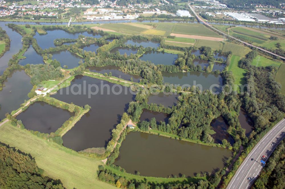 Aerial photograph Schwemlingen Stadt Merzig - Blick aus Westen auf Kiesgruben / Kiesteich an der Saar.