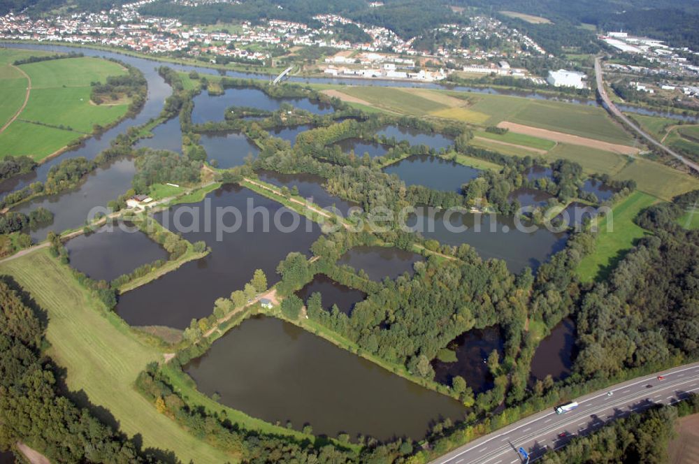 Schwemlingen Stadt Merzig from above - Blick aus Westen auf Kiesgruben / Kiesteich an der Saar.