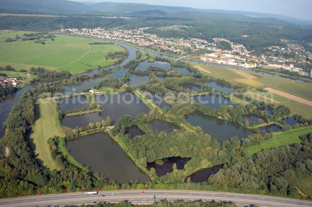 Schwemlingen Stadt Merzig from the bird's eye view: Blick aus Süden auf Kiesgruben / Kiesteich an der Saar.