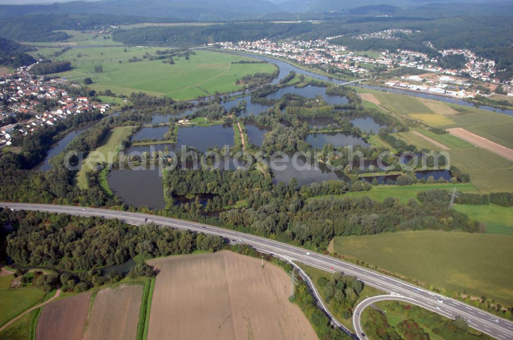 Aerial image Schwemlingen Stadt Merzig - Blick aus Süden auf Kiesgruben / Kiesteich an der Saar und dem Insel Pumpwerk bei Ripplingen.