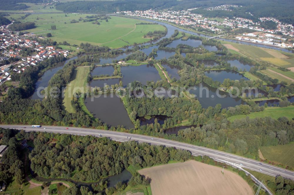 Aerial photograph Schwemlingen Stadt Merzig - Blick aus Süden auf Kiesgruben / Kiesteich an der Saar und dem Insel Pumpwerk bei Ripplingen.