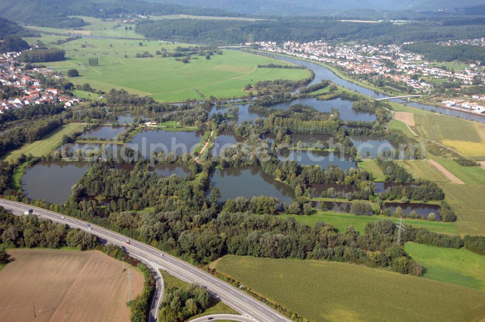 Schwemlingen Stadt Merzig from above - Blick aus Süden auf Kiesgruben / Kiesteich an der Saar.