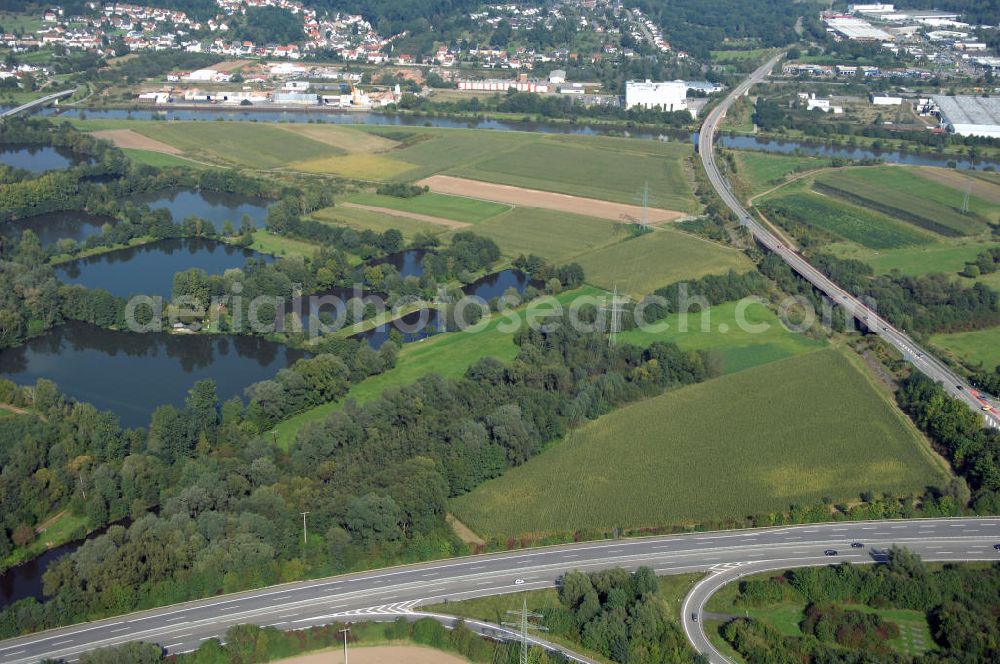 Aerial image Schwemlingen Stadt Merzig - Blick aus Westen über Kiesgruben / Kiesteich an der Saar und Autobahn A8 auf Besseringen mit Hafen.