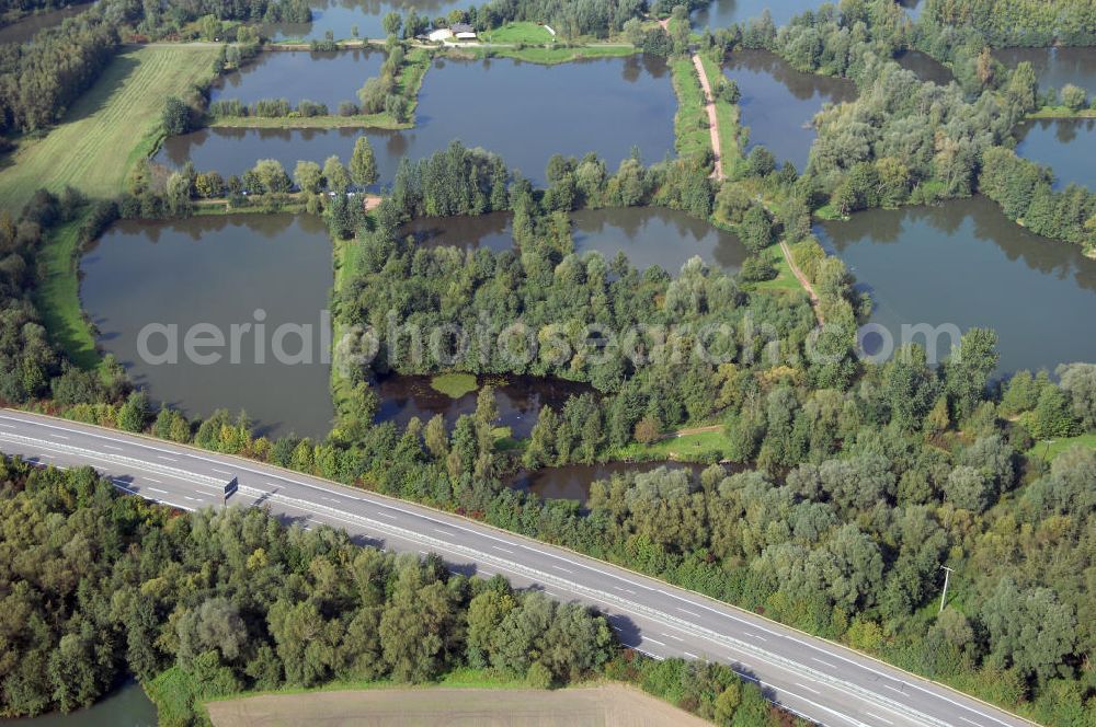 Aerial photograph Schwemlingen Stadt Merzig - Blick aus Süden auf Kiesgruben / Kiesteich an der Saar.