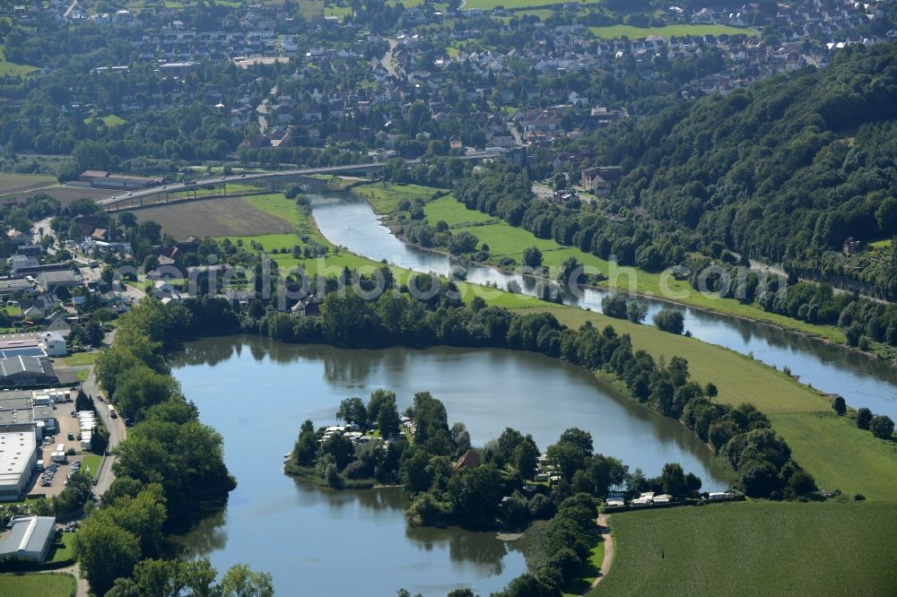 Aerial photograph Uffeln - Kiesteich pond on the Eastern riverbank of the river Weser in Uffeln in the state of North Rhine-Westphalia