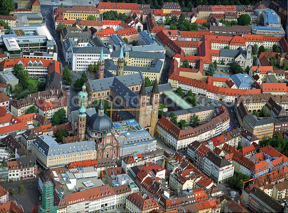 Würzburg from the bird's eye view: Blick auf den Kollegiatsstift Neumünster (links) und den St.Kilian Dom (rechts) in Würzburg. Der Dom gilt als eines der größten Gotteshäuser der deutschen Romanik und entstand seit dem 11. Jahrhundert. Der Stift erhielt im 17. Jahrhundert eine barocke Fassade. View of the collegiate Neumuenster (left) and the St.Kilian Cathedral (right) in Würzburg. The cathedral is considered as one of the largest churches in the German Romanesque and was built since the 11th Century.