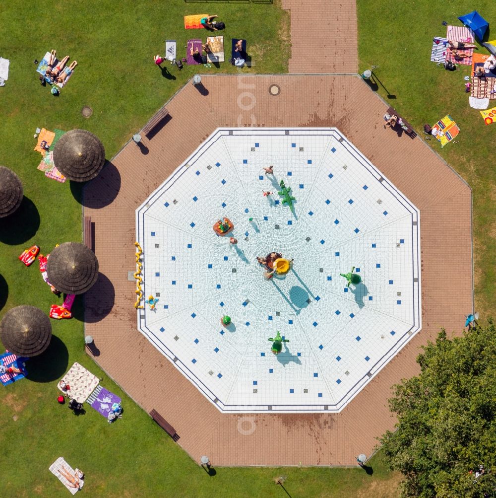 Hilden from above - View onto the children's pool of the Waldschwimmbad swimming pool in Hilden in the state North Rhine-Westphalia