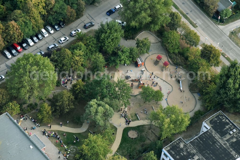 Berlin from the bird's eye view: Park with playground with sandy areas on the Kindergaerten NordOst Zu den Seen on Elsenstrasse in Berlin