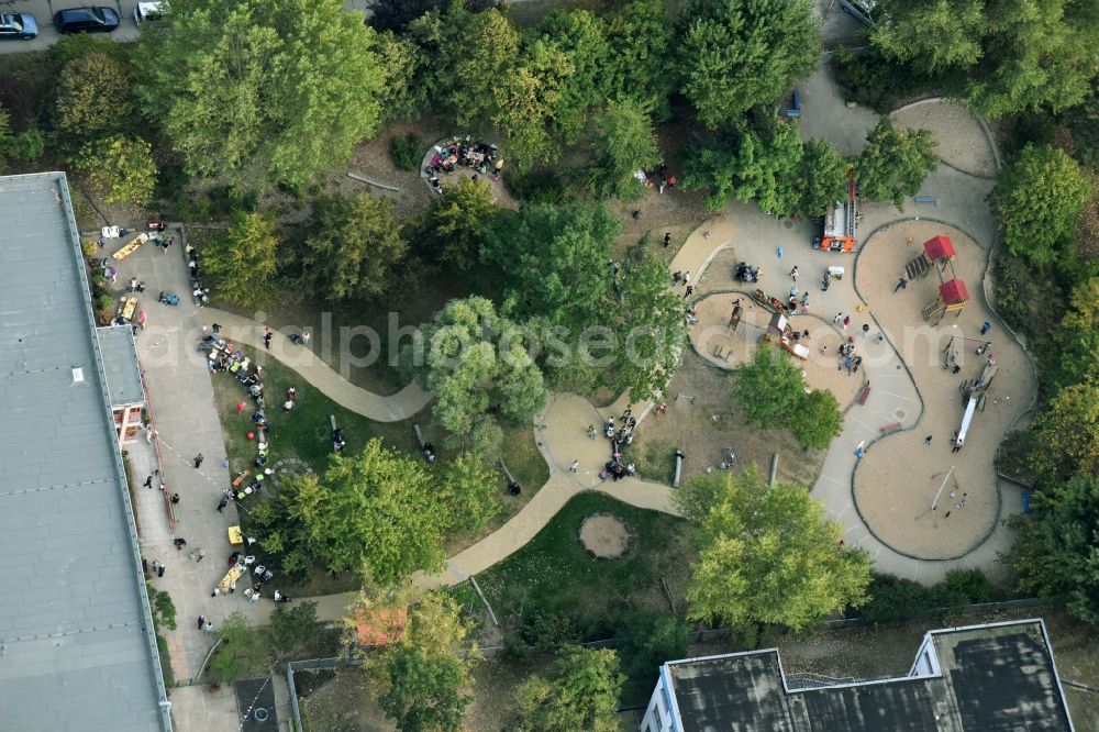 Aerial image Berlin - Park with playground with sandy areas on the Kindergaerten NordOst Zu den Seen on Elsenstrasse in Berlin