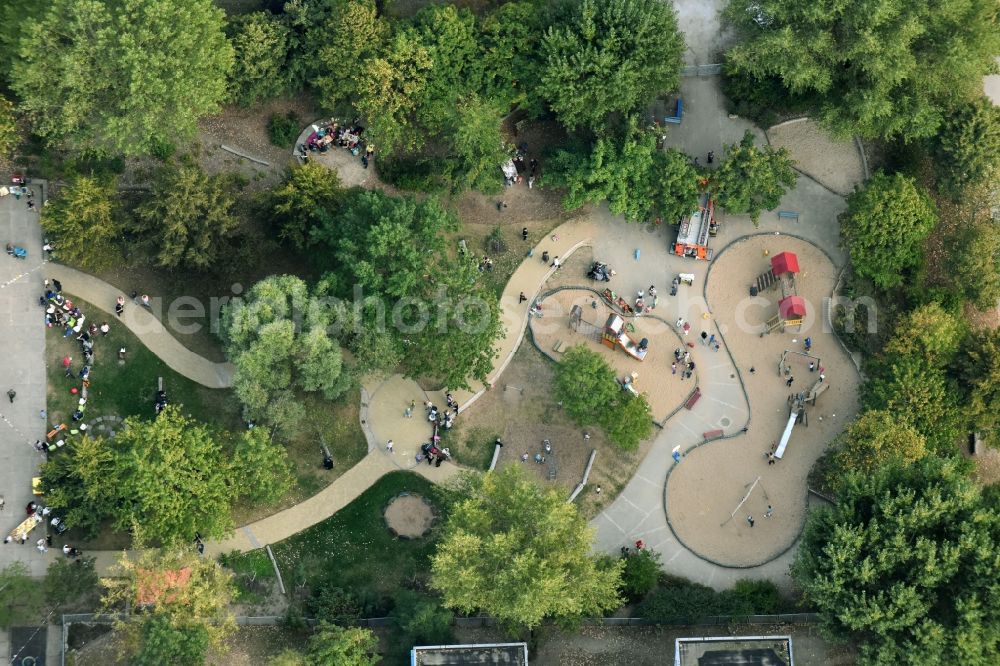 Aerial photograph Berlin - Park with playground with sandy areas on the Kindergaerten NordOst Zu den Seen on Elsenstrasse in Berlin