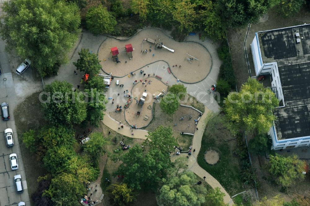 Berlin from above - Park with playground with sandy areas on the Kindergaerten NordOst Zu den Seen on Elsenstrasse in Berlin