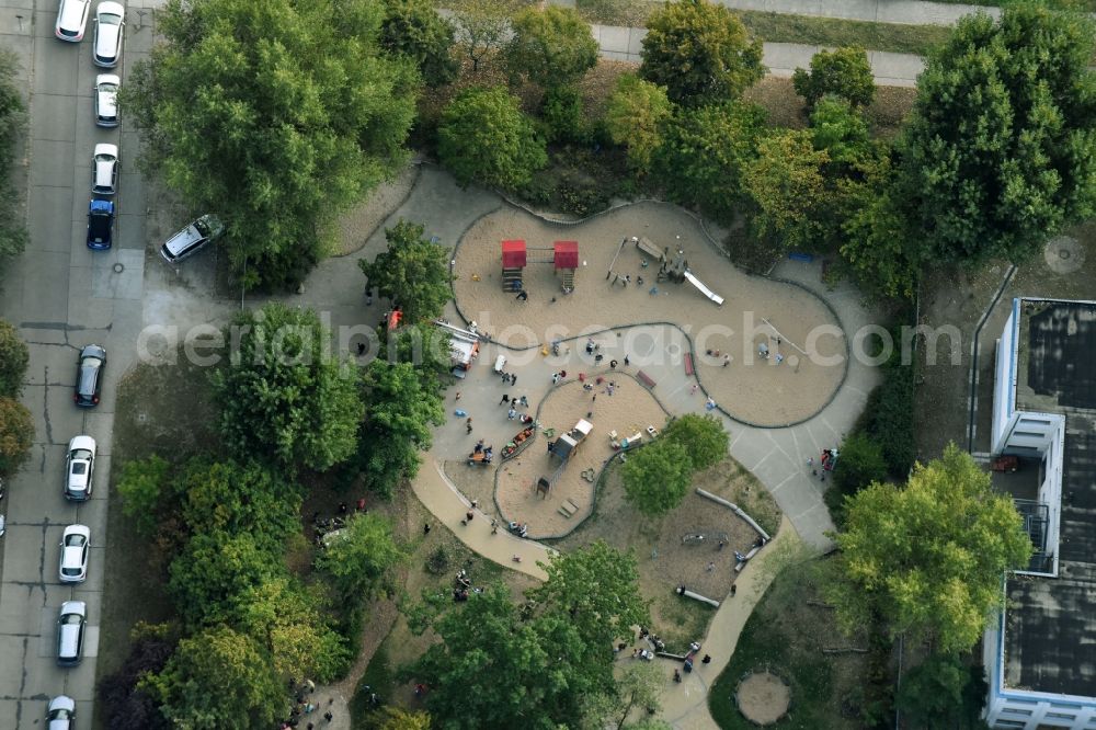 Berlin from the bird's eye view: Park with playground with sandy areas on the Kindergaerten NordOst Zu den Seen on Elsenstrasse in Berlin