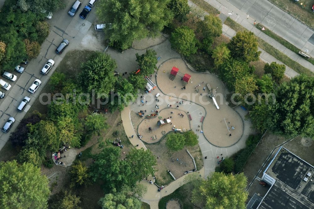 Aerial image Berlin - Park with playground with sandy areas on the Kindergaerten NordOst Zu den Seen on Elsenstrasse in Berlin