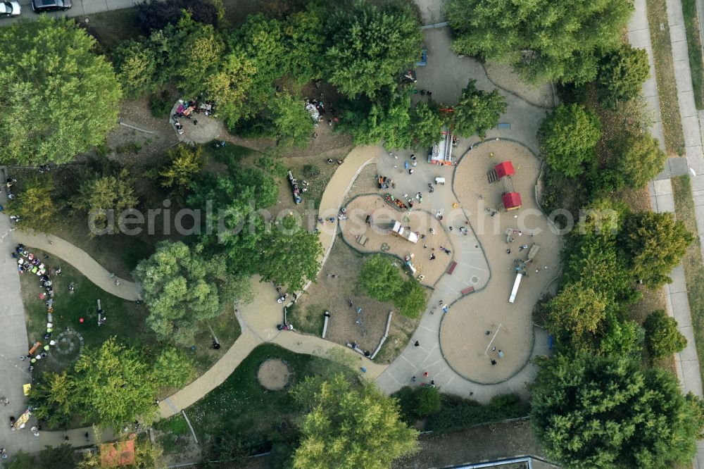 Aerial photograph Berlin - Park with playground with sandy areas on the Kindergaerten NordOst Zu den Seen on Elsenstrasse in Berlin