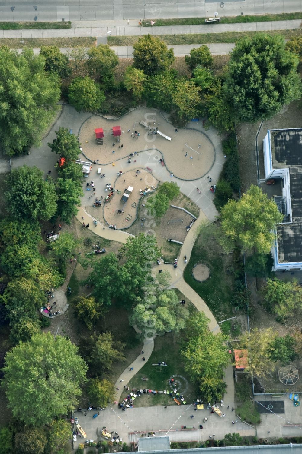 Berlin from the bird's eye view: Park with playground with sandy areas on the Kindergaerten NordOst Zu den Seen on Elsenstrasse in Berlin