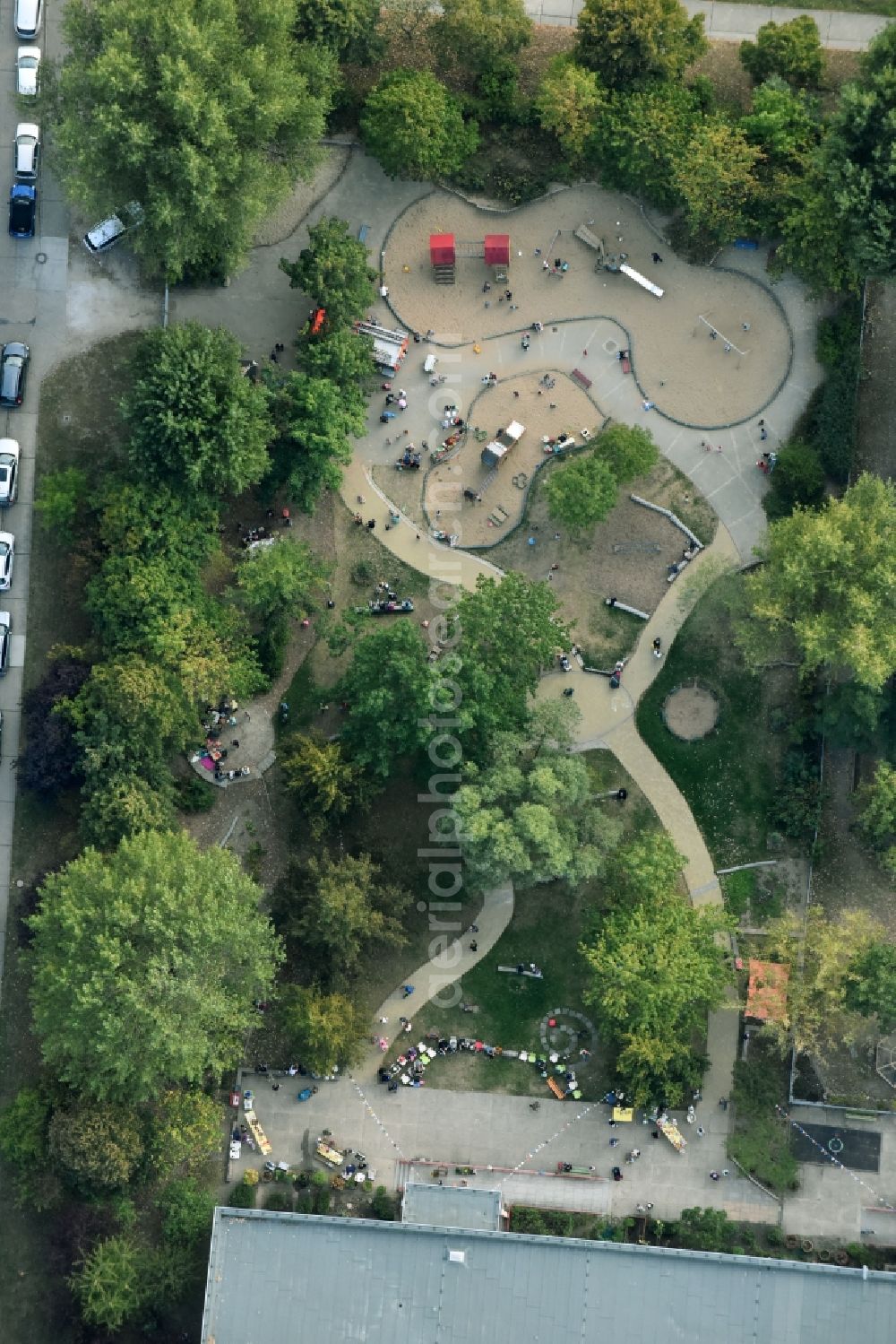 Aerial image Berlin - Park with playground with sandy areas on the Kindergaerten NordOst Zu den Seen on Elsenstrasse in Berlin