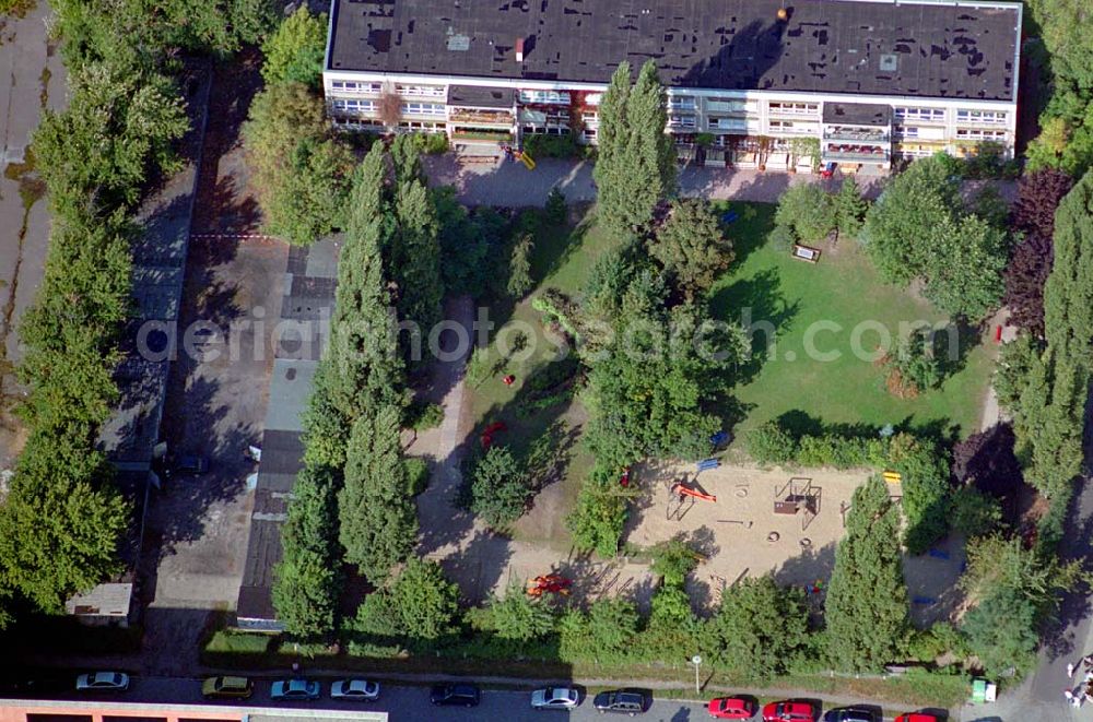 Berlin-Schöneweide from above - Blick auf die Kindertagesstätte Pusteblume des Internationalen Bundes in Berlin-Schöneweide Anschrift: Kindertagesstätte Otto-Krüger-Zeile 6