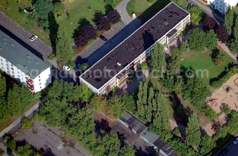 Aerial photograph Berlin-Schöneweide - Blick auf die Kindertagesstätte Pusteblume des Internationalen Bundes in Berlin-Schöneweide Anschrift: Kindertagesstätte Otto-Krüger-Zeile 6