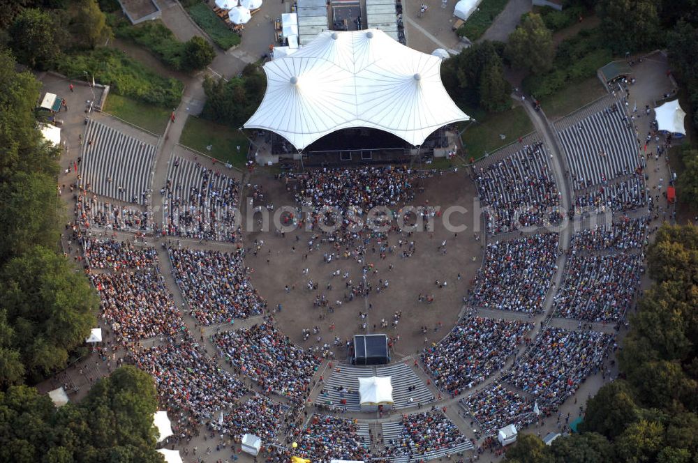 Aerial image Berlin - Blick auf die Kindl-Bühne (auch Parkbühne Wuhlheide genannt) eine Viertelstunde nach Einlassbeginn zum Abschluss-Konzert von Peter Fox featuring Cold Steel. Einlass war ab 17.00 Uhr, Konzertbeginn um 19.30 Uhr. Einige Konzertbesucher haben es sich während der langen Wartezeit auf Matten bequem gemacht. Das Konzert war ausverkauft. Kontakt Kindl-Bühne Wuhlheide: Tel. +49(0)30 8575810, Email: info@wuhlheide.de