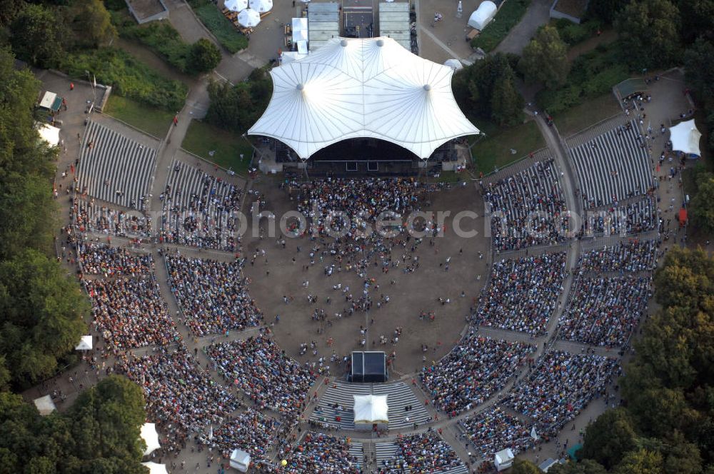 Aerial photograph Berlin - Blick auf die Kindl-Bühne (auch Parkbühne Wuhlheide genannt) eine Viertelstunde nach Einlassbeginn zum Abschluss-Konzert von Peter Fox featuring Cold Steel. Einlass war ab 17.00 Uhr, Konzertbeginn um 19.30 Uhr. Einige Konzertbesucher haben es sich während der langen Wartezeit auf Matten bequem gemacht. Das Konzert war ausverkauft. Kontakt Kindl-Bühne Wuhlheide: Tel. +49(0)30 8575810, Email: info@wuhlheide.de