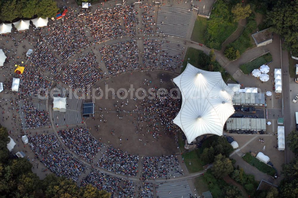 Aerial image Berlin - Blick auf die Kindl-Bühne (auch Parkbühne Wuhlheide genannt) eine Viertelstunde nach Einlassbeginn zum Abschluss-Konzert von Peter Fox featuring Cold Steel. Einlass war ab 17.00 Uhr, Konzertbeginn um 19.30 Uhr. Einige Konzertbesucher haben es sich während der langen Wartezeit auf Matten bequem gemacht. Das Konzert war ausverkauft. Kontakt Kindl-Bühne Wuhlheide: Tel. +49(0)30 8575810, Email: info@wuhlheide.de