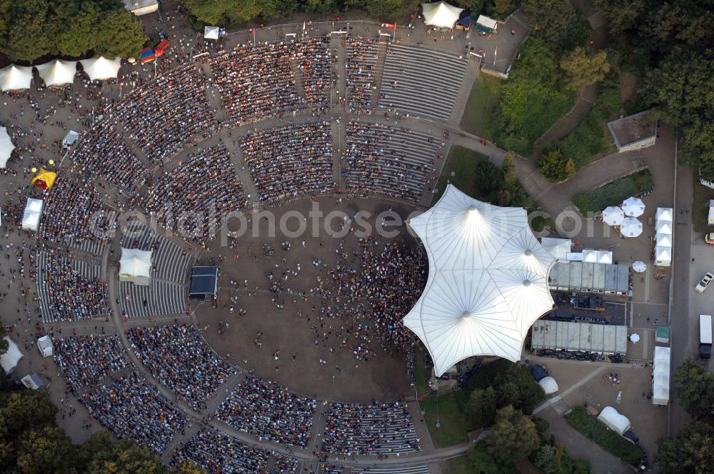 Aerial photograph Berlin - Blick auf die Kindl-Bühne (auch Parkbühne Wuhlheide genannt) eine Viertelstunde nach Einlassbeginn zum Abschluss-Konzert von Peter Fox featuring Cold Steel. Einlass war ab 17.00 Uhr, Konzertbeginn um 19.30 Uhr. Einige Konzertbesucher haben es sich während der langen Wartezeit auf Matten bequem gemacht. Das Konzert war ausverkauft. Kontakt Kindl-Bühne Wuhlheide: Tel. +49(0)30 8575810, Email: info@wuhlheide.de