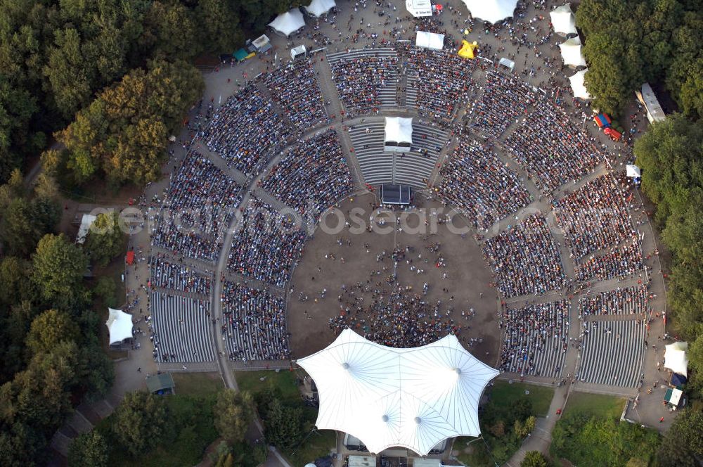 Berlin from the bird's eye view: Blick auf die Kindl-Bühne (auch Parkbühne Wuhlheide genannt) eine Viertelstunde nach Einlassbeginn zum Abschluss-Konzert von Peter Fox featuring Cold Steel. Einlass war ab 17.00 Uhr, Konzertbeginn um 19.30 Uhr. Einige Konzertbesucher haben es sich während der langen Wartezeit auf Matten bequem gemacht. Das Konzert war ausverkauft. Kontakt Kindl-Bühne Wuhlheide: Tel. +49(0)30 8575810, Email: info@wuhlheide.de