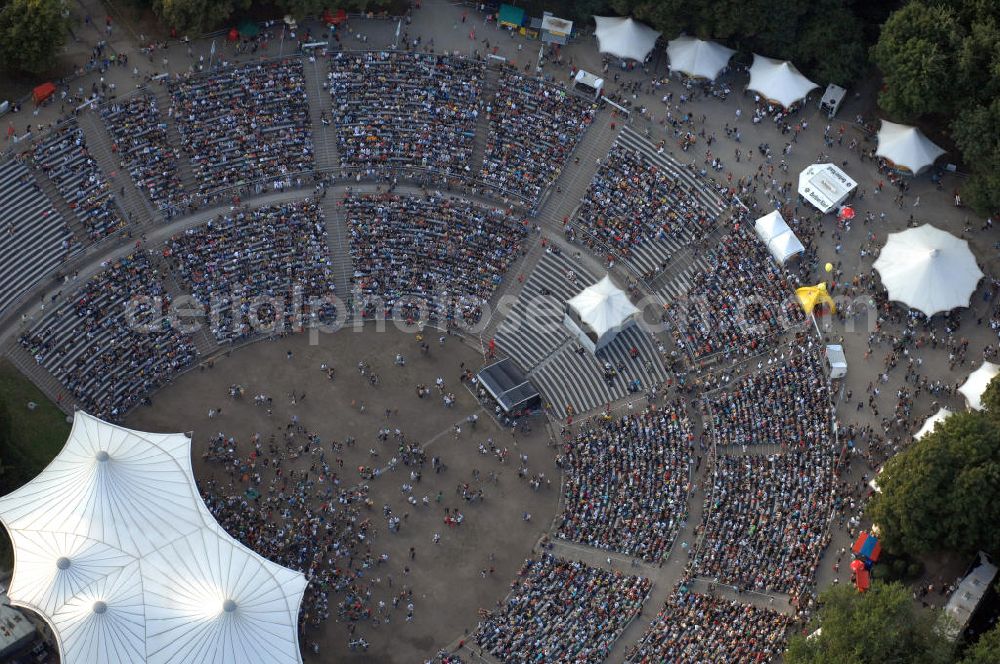 Aerial image Berlin - Blick auf die Kindl-Bühne (auch Parkbühne Wuhlheide genannt) eine Viertelstunde nach Einlassbeginn zum Abschluss-Konzert von Peter Fox featuring Cold Steel. Einlass war ab 17.00 Uhr, Konzertbeginn um 19.30 Uhr. Einige Konzertbesucher haben es sich während der langen Wartezeit auf Matten bequem gemacht. Das Konzert war ausverkauft. Kontakt Kindl-Bühne Wuhlheide: Tel. +49(0)30 8575810, Email: info@wuhlheide.de