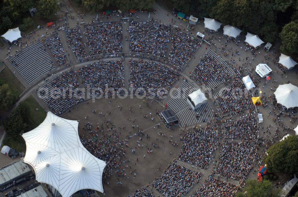 Aerial photograph Berlin - Blick auf die Kindl-Bühne (auch Parkbühne Wuhlheide genannt) eine Viertelstunde nach Einlassbeginn zum Abschluss-Konzert von Peter Fox featuring Cold Steel. Einlass war ab 17.00 Uhr, Konzertbeginn um 19.30 Uhr. Einige Konzertbesucher haben es sich während der langen Wartezeit auf Matten bequem gemacht. Das Konzert war ausverkauft. Kontakt Kindl-Bühne Wuhlheide: Tel. +49(0)30 8575810, Email: info@wuhlheide.de