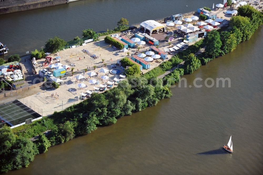 Aerial image Offenbach - Blick auf den King Kamehameha BEACH Club in Offenbach im Bundesland Hessen. Der King Kamehameha BEACH Club liegt auf einer Halbinselförmigen Industriebrache am Main im Offenbacher Hafen und wird von der KKC PROJECT GMBH unter der Leitung von Jurek Wiekilow betrieben. //The King Kamehameha Club BEACH is located on a peninsula-shaped industrial site in Offenbach am Main port and is operated by the KKC PROJECT GMBH under the direction of Jurek Wiekilow