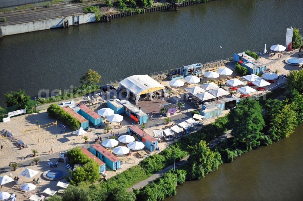 Aerial photograph Offenbach - Blick auf den King Kamehameha BEACH Club in Offenbach im Bundesland Hessen. Der King Kamehameha BEACH Club liegt auf einer Halbinselförmigen Industriebrache am Main im Offenbacher Hafen und wird von der KKC PROJECT GMBH unter der Leitung von Jurek Wiekilow betrieben. //The King Kamehameha Club BEACH is located on a peninsula-shaped industrial site in Offenbach am Main port and is operated by the KKC PROJECT GMBH under the direction of Jurek Wiekilow