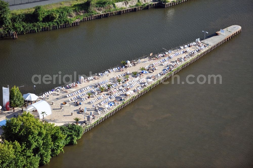 Offenbach from above - Blick auf den King Kamehameha BEACH Club in Offenbach im Bundesland Hessen. Der King Kamehameha BEACH Club liegt auf einer Halbinselförmigen Industriebrache am Main im Offenbacher Hafen und wird von der KKC PROJECT GMBH unter der Leitung von Jurek Wiekilow betrieben. //The King Kamehameha Club BEACH is located on a peninsula-shaped industrial site in Offenbach am Main port and is operated by the KKC PROJECT GMBH under the direction of Jurek Wiekilow