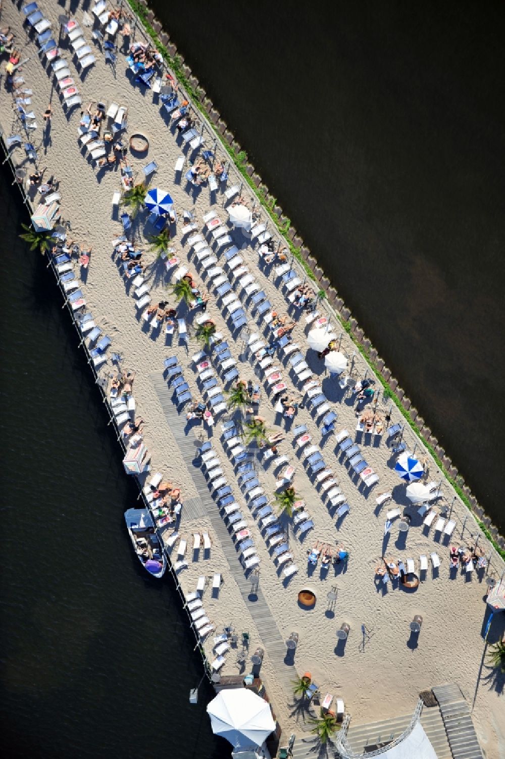 Offenbach from the bird's eye view: Blick auf den King Kamehameha BEACH Club in Offenbach im Bundesland Hessen. Der King Kamehameha BEACH Club liegt auf einer Halbinselförmigen Industriebrache am Main im Offenbacher Hafen und wird von der KKC PROJECT GMBH unter der Leitung von Jurek Wiekilow betrieben. //The King Kamehameha Club BEACH is located on a peninsula-shaped industrial site in Offenbach am Main port and is operated by the KKC PROJECT GMBH under the direction of Jurek Wiekilow