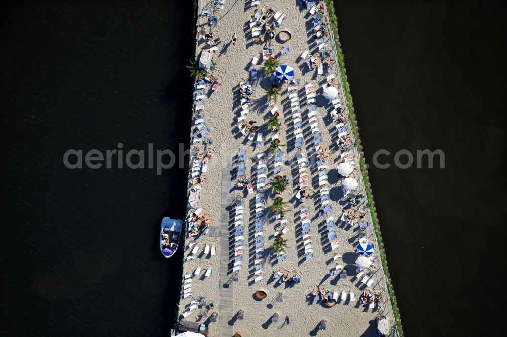 Aerial photograph Offenbach - Blick auf den King Kamehameha BEACH Club in Offenbach im Bundesland Hessen. Der King Kamehameha BEACH Club liegt auf einer Halbinselförmigen Industriebrache am Main im Offenbacher Hafen und wird von der KKC PROJECT GMBH unter der Leitung von Jurek Wiekilow betrieben. //The King Kamehameha Club BEACH is located on a peninsula-shaped industrial site in Offenbach am Main port and is operated by the KKC PROJECT GMBH under the direction of Jurek Wiekilow