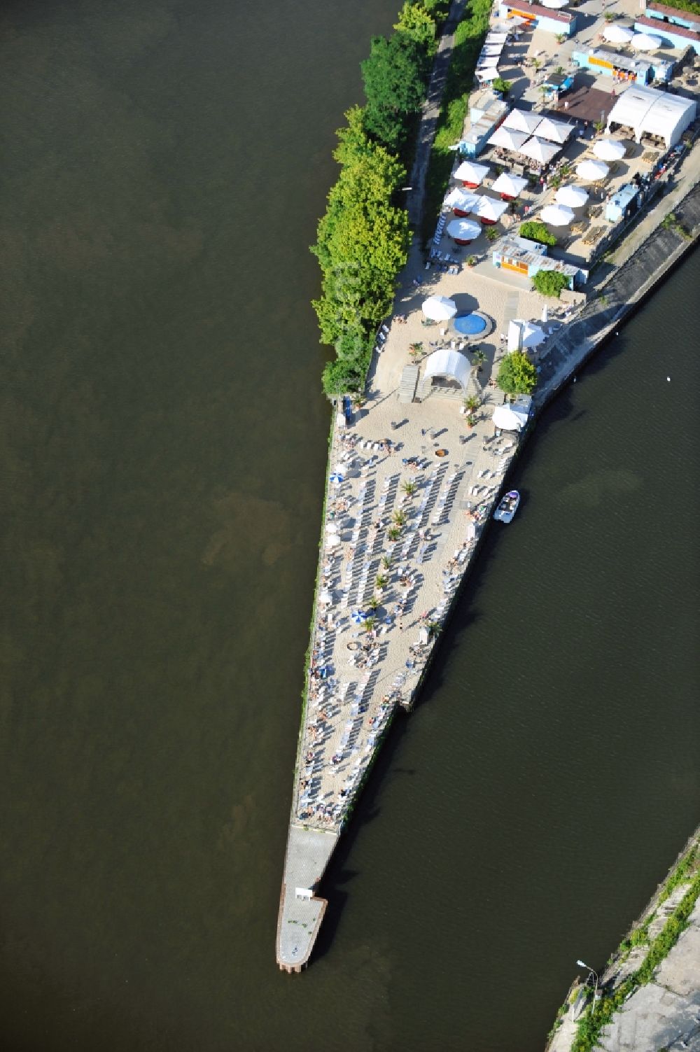 Offenbach from above - Blick auf den King Kamehameha BEACH Club in Offenbach im Bundesland Hessen. Der King Kamehameha BEACH Club liegt auf einer Halbinselförmigen Industriebrache am Main im Offenbacher Hafen und wird von der KKC PROJECT GMBH unter der Leitung von Jurek Wiekilow betrieben. //The King Kamehameha Club BEACH is located on a peninsula-shaped industrial site in Offenbach am Main port and is operated by the KKC PROJECT GMBH under the direction of Jurek Wiekilow