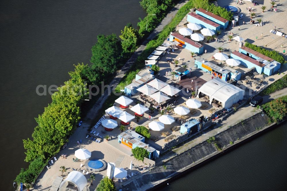 Offenbach from the bird's eye view: Blick auf den King Kamehameha BEACH Club in Offenbach im Bundesland Hessen. Der King Kamehameha BEACH Club liegt auf einer Halbinselförmigen Industriebrache am Main im Offenbacher Hafen und wird von der KKC PROJECT GMBH unter der Leitung von Jurek Wiekilow betrieben. //The King Kamehameha Club BEACH is located on a peninsula-shaped industrial site in Offenbach am Main port and is operated by the KKC PROJECT GMBH under the direction of Jurek Wiekilow