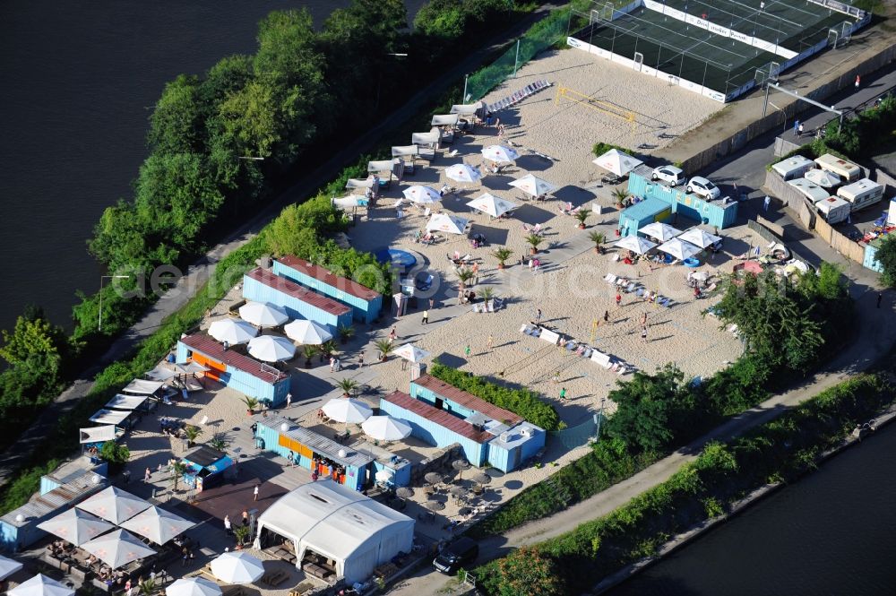 Aerial image Offenbach - Blick auf den King Kamehameha BEACH Club in Offenbach im Bundesland Hessen. Der King Kamehameha BEACH Club liegt auf einer Halbinselförmigen Industriebrache am Main im Offenbacher Hafen und wird von der KKC PROJECT GMBH unter der Leitung von Jurek Wiekilow betrieben. //The King Kamehameha Club BEACH is located on a peninsula-shaped industrial site in Offenbach am Main port and is operated by the KKC PROJECT GMBH under the direction of Jurek Wiekilow