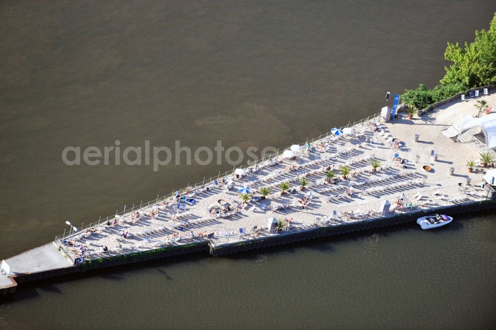 Aerial photograph Offenbach - Blick auf den King Kamehameha BEACH Club in Offenbach im Bundesland Hessen. Der King Kamehameha BEACH Club liegt auf einer Halbinselförmigen Industriebrache am Main im Offenbacher Hafen und wird von der KKC PROJECT GMBH unter der Leitung von Jurek Wiekilow betrieben. //The King Kamehameha Club BEACH is located on a peninsula-shaped industrial site in Offenbach am Main port and is operated by the KKC PROJECT GMBH under the direction of Jurek Wiekilow