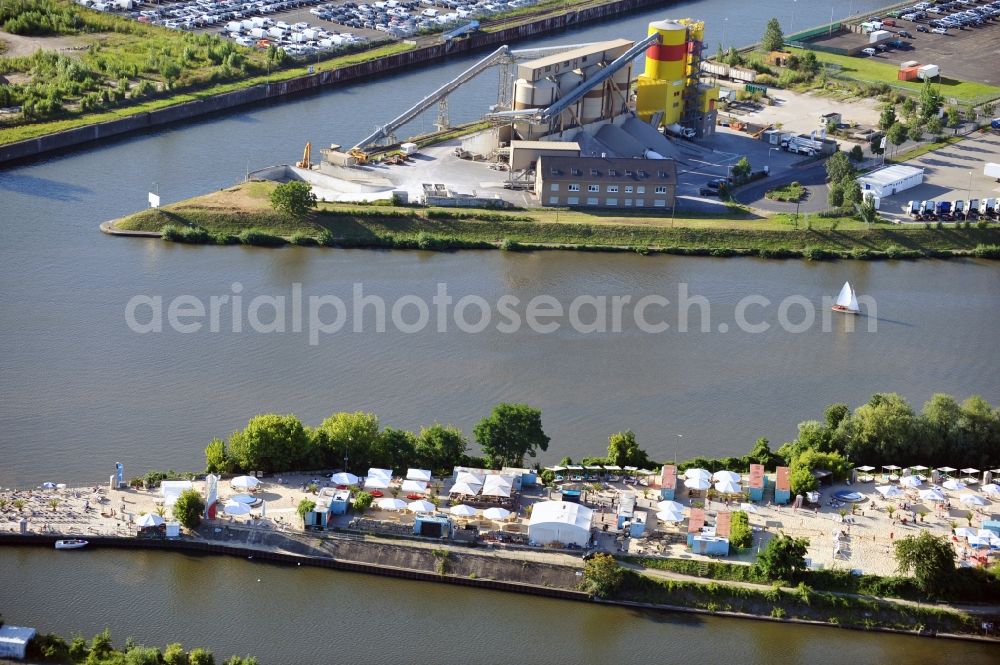 Offenbach from above - Blick auf den King Kamehameha BEACH Club in Offenbach im Bundesland Hessen. Der King Kamehameha BEACH Club liegt auf einer Halbinselförmigen Industriebrache am Main im Offenbacher Hafen und wird von der KKC PROJECT GMBH unter der Leitung von Jurek Wiekilow betrieben. //The King Kamehameha Club BEACH is located on a peninsula-shaped industrial site in Offenbach am Main port and is operated by the KKC PROJECT GMBH under the direction of Jurek Wiekilow