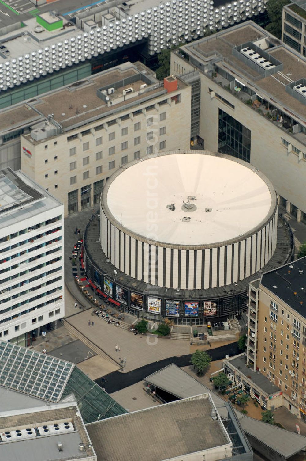 Dresden from above - 3D-Kino bzw. Multiplexkino Neues Rundkino Dresden an der Prager Straße in der Dresdner Altstadt / Sachsen. Betreiber ist die Fantasia Film GmbH & Co. Verleih KG.