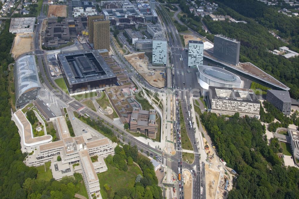 Aerial photograph Luxembourg Luxemburg - Kirchberg plateau with the buildings of the European Court of Justice, ECJ, to the left of the center. To the right, on both sides of the avenue John.F. Kennedy, two office towers, the Porte de L'Europe. Before this, the Philharmonie