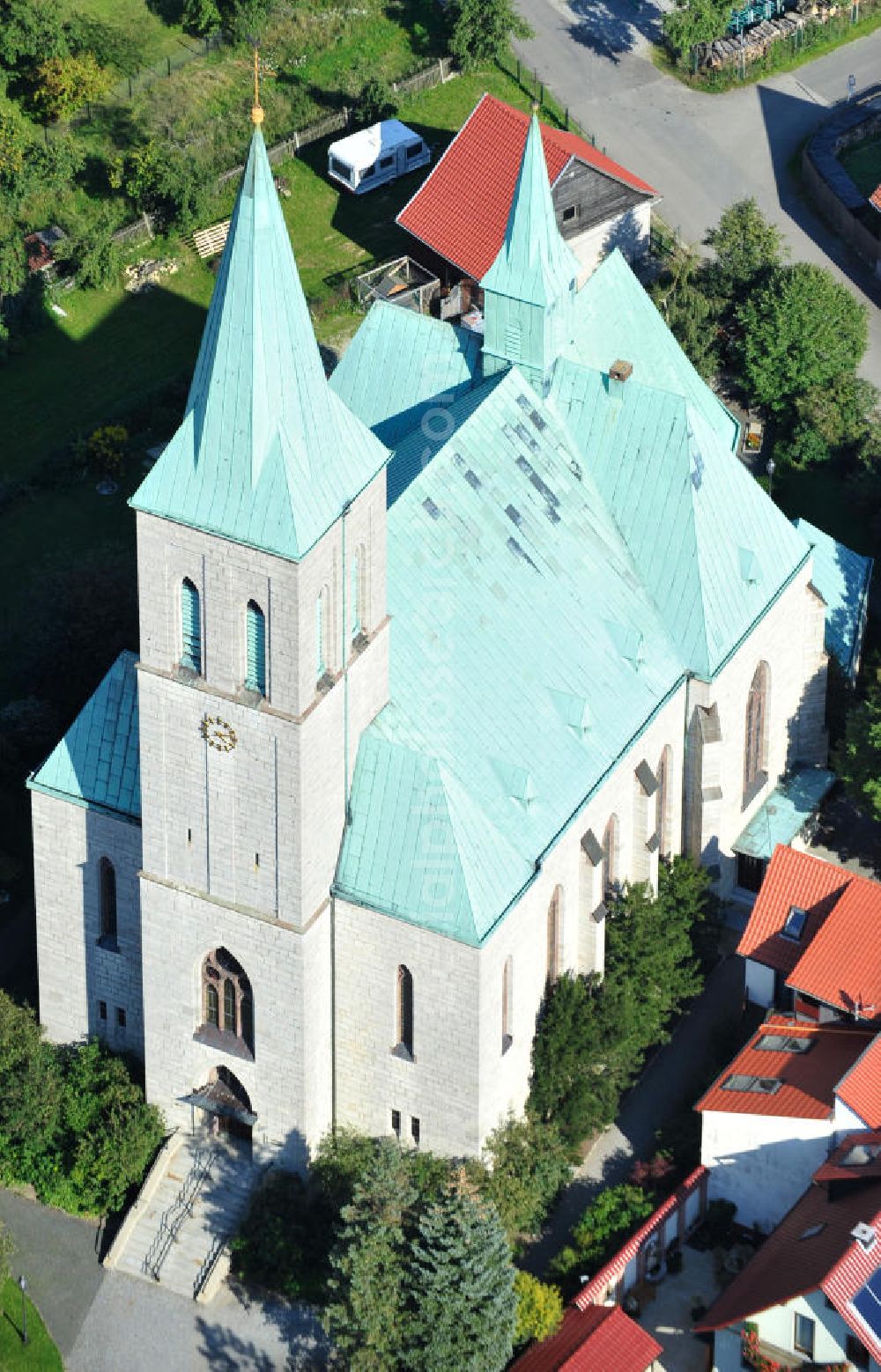 Aerial photograph Effelder - Die Kirche St. Alban der Gemeinde Effelder im Landkreis Eichsfeld in Thüringen mit ihrem für die Gegend charakteristischen Kupferdach wurde 1892 vom Franziskaner Paschalis Gratze erbaut. Ihr 56 Meter hoher Turm ragt als Landmarke weit über das Umfeld der Gemeinde hinaus. Die römisch - katholische dreischiffige Hallenkirche im neugotischen Stil wird aufgrund ihres Gesamteindrucks auch als Eichsfelder Dom bezeichnet. Church St. Alban of municipality Effelder in borough Eichsfeld in Thuringia with its characteristic copper roof was built by Franciscan Paschalis Gratze in 1892. Its 56 metres high tower is a landmark. The Roman Catholic three-aisled hall church in neo-Gothic style is also called Eichsfelder Dom.